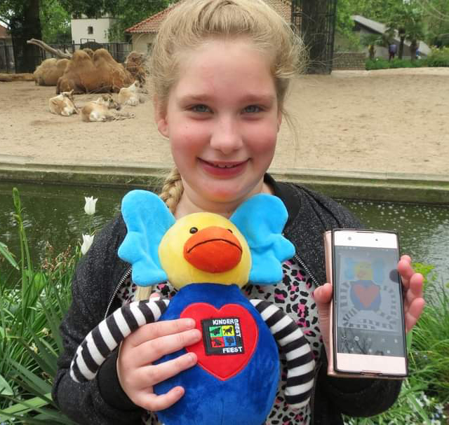 Rhona poseert met een Koco knuffel